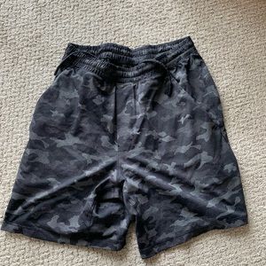EUC men’s lululemon camo shorts, M
